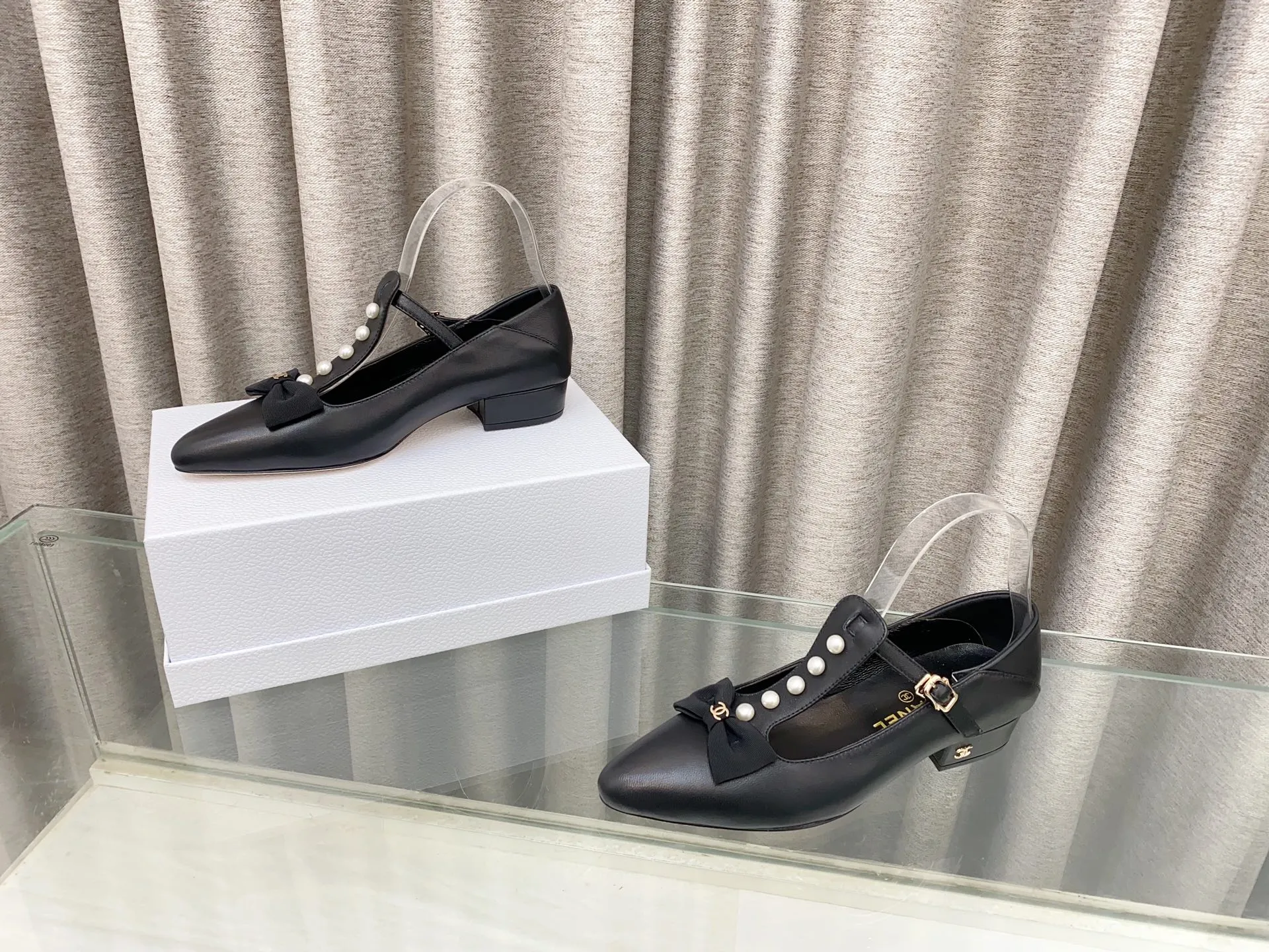👟👟Ex-factory price 620👟👟 25Ss new spring and summer Chanel small fragrant pearl bow Mary Jane shoes. The cute bow decoration is playful and elegant ~ the upper is decorated with pearls, full of exquisiteness, and you can walk properly and beautifully! It's 100% sweet and so beautiful that you can't take your eyes away. It's comfortable and not tiring for your feet. It lengthens your leg lines! Have beauty and wear it with your own style and attitude! Upper: Lambskin Lining: Lambskin lining Sole: Italian genuine leather sole Size: 35-39 (40, 41 customizations are not returnable)